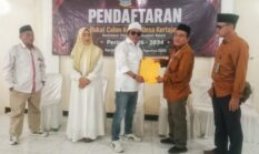 Antusias Tim Kemenangan Serta Keluarga Besar Mengawal H. Acep Saepudin Mendaftarkan Diri Sebagai Bakal Calon Kepala Desa Kertajaya