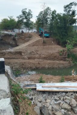 Proyek Jembatan Rp6,2 Miliar di Banyumas Disorot! Warga Teriak Akses Darurat, Dugaan Pungutan hingga Tiang Pancang Dipertanyakan