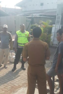 Nekat Bongkar Gedung Eks Kebakaran Tanpa Izin, Reruntuhan Rita Pasar Raya Timpa Rumah Warga